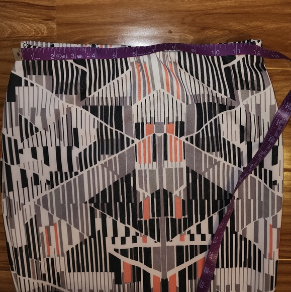 Highwaisted Pencil Skirt with Geometric Pattern Orange Highlights Size XS - Picture 4 of 6